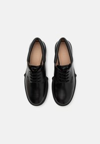 COACH LYLA DERBY - Stringate - black