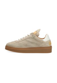 Sneaker en suède beige avec des accents en cuir blanc et une semelle en caoutchouc beige. Comprend des lacets et un design cousu sur la tige.