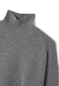 Grauer Rollkragenpullover mit geripptem Kragen und Schulternähten, aus einem weichen Strickmaterial mit glatter Textur.
