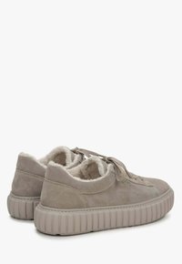 Grijze suède sneakers met een zachte bontvoering, voorzien van een dikke, geribbelde, lichtgrijze zool en bijpassende veters. Ronde neus en gevoerde kraag.