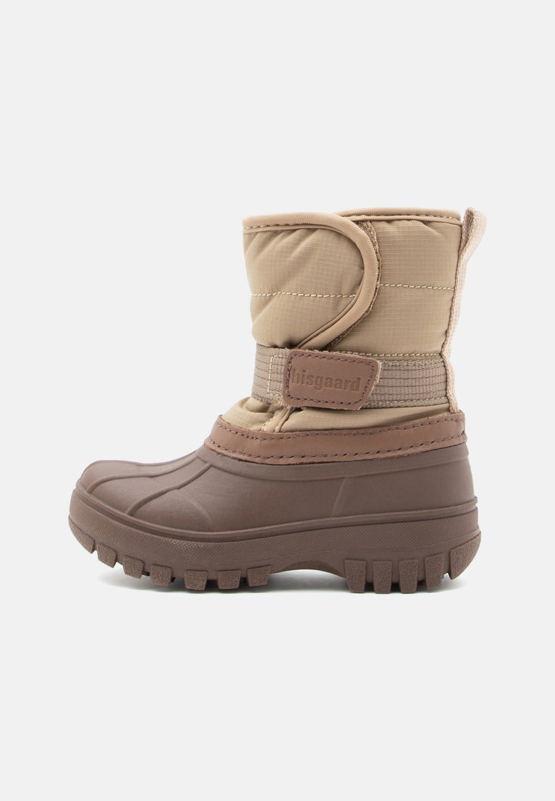 Bota de invierno aislada en color beige, con una suela de goma marrón acanalada, parte superior acolchada y una correa ajustable que lleva la marca "bisgaard."