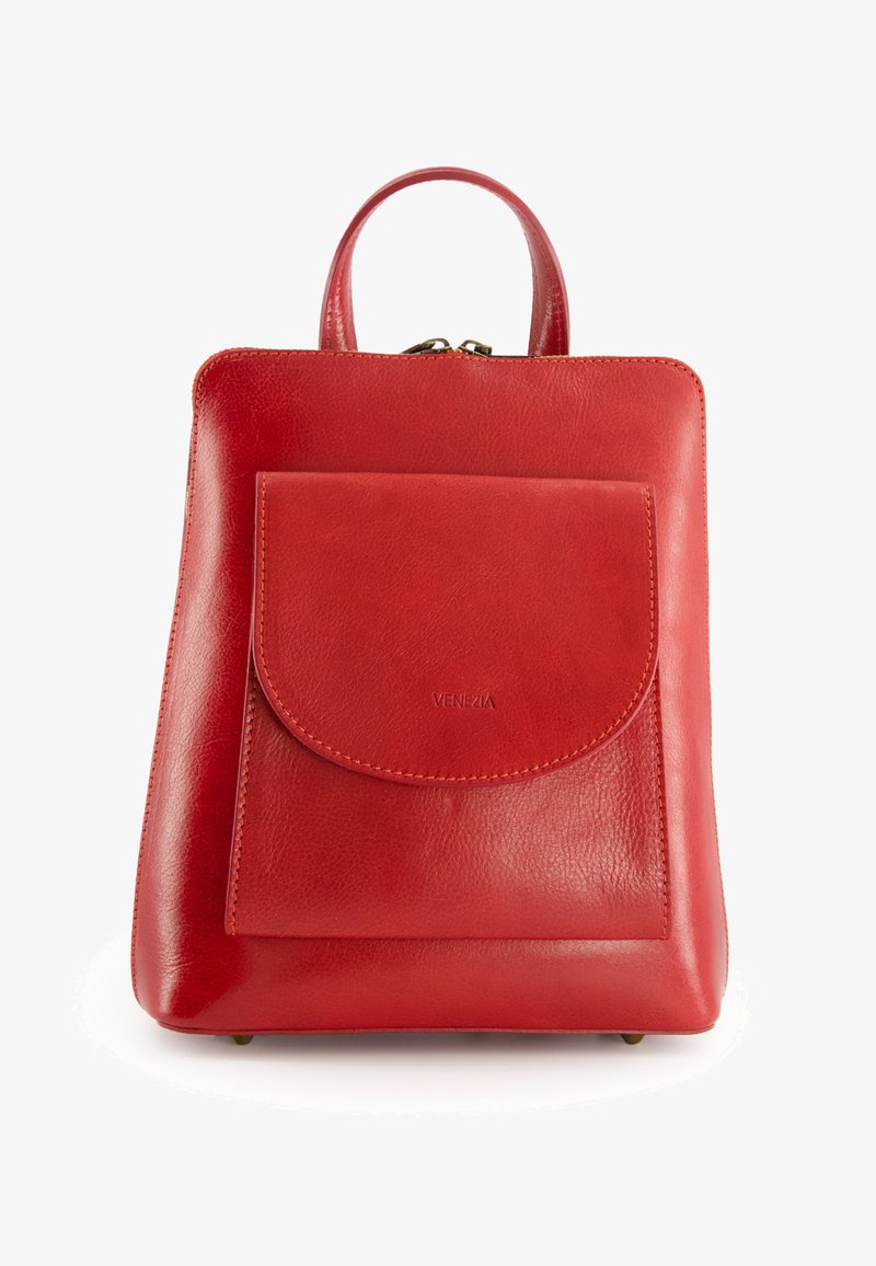 Roter Leder-Rucksack mit glatter Textur, Frontklappentasche und Oberhandgriff. Besitzt goldfarbene Hardware und ein auf der Vorderseite geprägtes Logo.