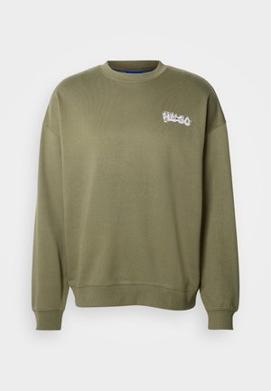 Olivengrønn langermet crewneck genser med ribbede mansjetter og kant, med en liten hvit "HUGO" logo på øvre venstre bryst.