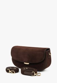 Smešani smeđi umetak s zlatnim hardverom, zatvaranje na preklop i podesiva traka. Ima glatku teksturu i kompaktan pravokutni oblik.