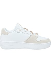 Sneaker bianca con accenti in suede beige, punta rotonda, lacci piatti e suola in gomma testurizzata. Presenta dettagli in hardware dorato.