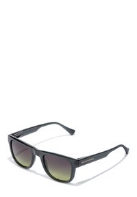 Černé plastové sluneční brýle se zelenými gradientními čočkami a pevnými ramínky. Na straně je zlatý nápis s názvem značky "HAWKERS".