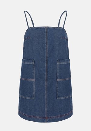 Robe en denim avec des bretelles spaghetti réglables, présente deux grandes poches à l'avant, en tissu bleu foncé, et des détails de couture rouge contrastants.