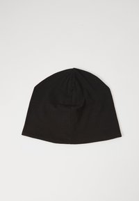Berretto nero realizzato in morbido tessuto, con una parte superiore arrotondata e un design senza cuciture, privo di motivi o decorazioni visibili.