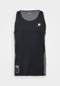 Débardeur de sport noir FILA avec petit logo blanc sur la poitrine et motif géométrique avec texte près de l'ourlet inférieur.