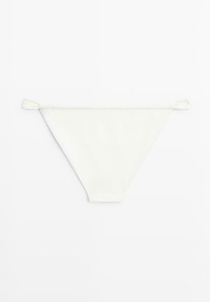 Bílé trojúhelníkové spodní dílo bikiny se šňůrkami na bocích, položeno na bílý povrch.
