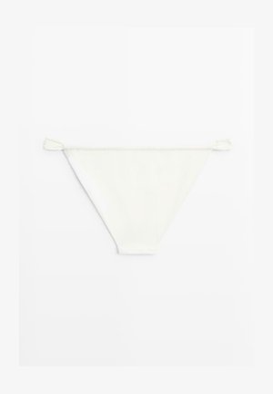 Weißer dreieckiger Bikinihöschen mit seitlichen Bändern flach auf einer weißen Oberfläche liegend.