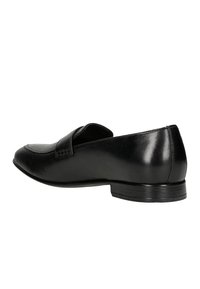 Mocassino in pelle nera con punta arrotondata, dettaglio della cintura frontale, tacco basso e superficie liscia, progettato per una funzionalità slip-on.