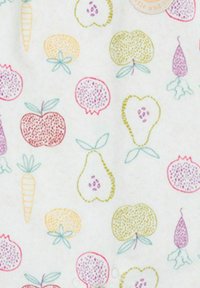 Tela estampada con frutas y verduras estilizadas en colores pastel, incluyendo manzanas, peras y zanahorias sobre un fondo claro.