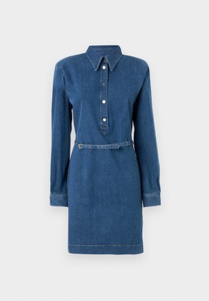 Abito camicia in denim blu scuro, maniche lunghe, colletto, chiusura frontale con bottoni, vita aderente con cintura e orlo dritto. Texture sottile.