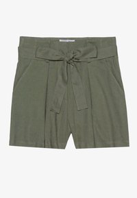 Shorts verde oliv cu talie ajustabilă, design plisat și buzunare laterale. Fabricate dintr-un material texturat, având margini curate și o croială lejeră.