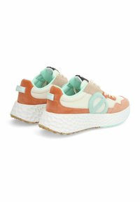 Sneaker multicolori con suola bianca testurizzata, materiali in rete e scamosciato nei colori pesca, menta e crema, con un dettaglio decorativo laterale.