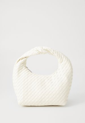 Pequeño bolso blanco con textura tejida, asa superior redondeada y cierre con cremallera, sobre un fondo claro y liso.