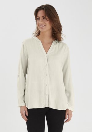 Hellgrünes, gestreiftes Button-up-Hemd mit V-Ausschnitt, langen Ärmeln und glatter Textur. Verfügt über eine lockere Passform und einen subtilen Glanz.