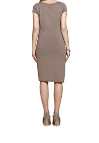 Robe moulante de longueur genou en taupe doux, fabriquée à partir d'un tissu souple. Manches courtes et décolleté rond simple. Assortie avec des talons gris.