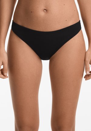 Černé bikiny s hladkým, texturovaným materiálem, navržené s minimálním zakrytím a nízkým pasem. Žádné viditelné vzory nebo akcenty.