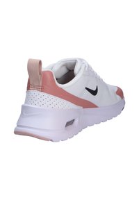 Baskets Nike en mesh blanc avec des accents roses. Présentent un col rembourré, un design à lacets et une semelle épaisse blanche avec une unité d'air visible.