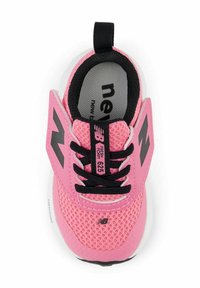 Vaaleanpunaiset urheilukengät, joissa on hengittävä verkkomateriaali, mustat nauhat ja iso 'N'-logo. Ominaisuuksiin kuuluu pehmustettu pohja ja vetotanko takana.