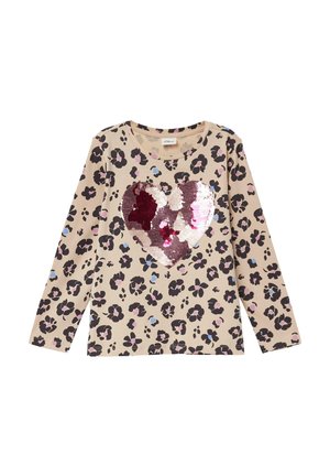 Beige t-shirt met lange mouwen, versierd met een luipaardprint en een grote hartvormige paillettendetail in tinten van roze, paars en zilver.