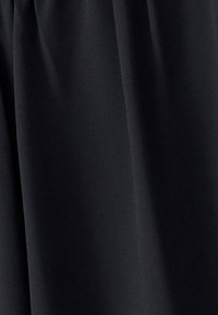 Juoda medžiaga su sklandžia tekstūra ir lengvu blizgesiu, pasižyminti sklandžiu kritimu. Nėra matomų raštų ar akcentų.