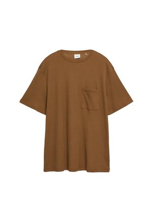 Brązowy prążkowany t-shirt z krótkim rękawem, okrągłym dekoltem i pojedynczą kieszenią na piersi po lewej stronie.