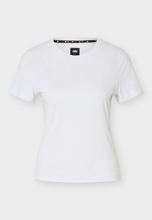 Λευκό κοντομάνικο μπλουζάκι με στρογγυλή λαιμόκοψη και μαύρη ετικέτα στη μέση του λαιμού, εκτεθειμένο σε απλό φωτεινό φόντο.