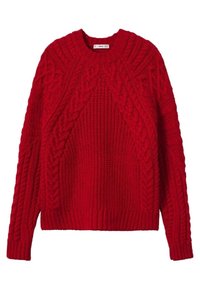 Maglione rosso lavorato a maglia con design a trecce, scollo rotondo e polsini e orlo a costine, realizzato in un tessuto pesante e texture caratteristica.