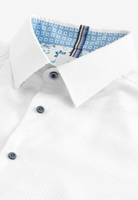 Next TEXTURED TRIMMED REGULAR FIT SINGLE CUFF - Hemd - white blue floral