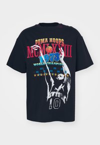 Zwarte katoenen t-shirt met kleurrijke graphics: "PUMA HOOPS MCMXXIII," een basketbal en een silhouet van een speler met "NEW YORK 10" eronder.