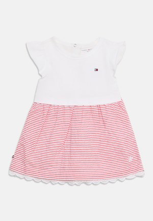 Vestitino bianco per neonata con maniche svolazzanti, caratterizzato da una gonna a righe rosse e bianche e un piccolo logo Tommy Hilfiger sul petto.