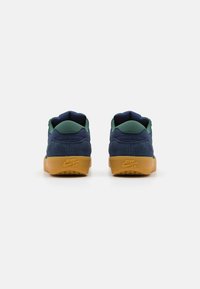 Nike SB FORCE 58 UNISEX - Tenisky - midnight navy/university gold/fire/light brown