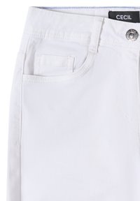 Zone de poche d'un pantalon en jean blanc avec petite poche à monnaie, bouton argenté, passants de ceinture et étiquette en tissu noir portant la mention "CECIL" à la taille.