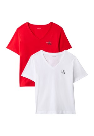 Κόκκινα και λευκά T-shirts με V-λαιμόκοψη και κοντά μανίκια, με μικρό λογότυπο Calvin Klein στο αριστερό στήθος, τοποθετημένα πάνω σε λευκό φόντο.