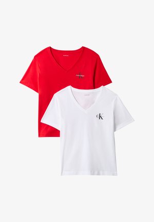 T-shirts rouges et blancs à col en V manches courtes avec petit logo Calvin Klein sur la poitrine gauche, superposés sur un fond blanc.