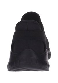 Zapatilla deportiva negra con parte superior de malla texturizada, panel elástico en el talón y suela de goma resistente con surcos pronunciados.