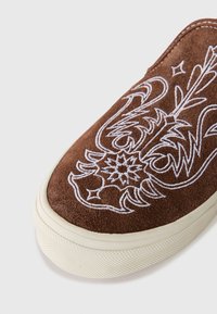 Vans CLASSIC UNISEX - Tenisky - potting soil/marshmallow