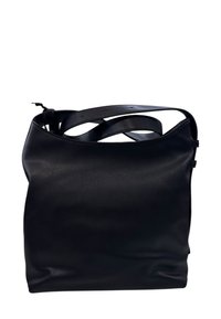 Borsa a tracolla nera in pelle con una texture morbida, caratterizzata da un design elegante e minimalista e spallacci regolabili. Nessuna hardware visibile o decorazioni.