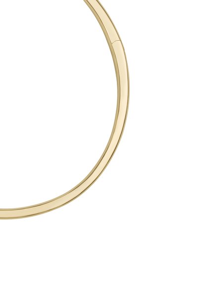 Collier en métal doré présentant un design lisse et arrondi avec un profil plat et une légère courbure ; sans aucun ornement visible.
