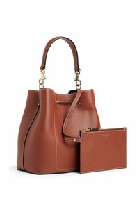 Bolso tipo cubo en cuero marrón con un acabado texturizado, herrajes dorados y costuras blancas en contraste. Incluye un pequeño estuche a juego.