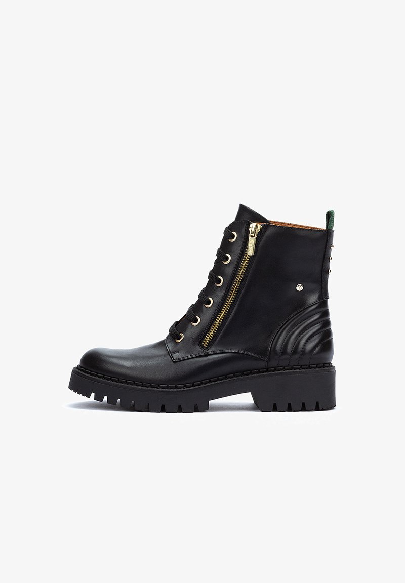Bottines en cuir noir avec fermeture éclair dorée et lacets ronds, dotées d'un talon texturé, d'accents d'étoiles et d'une semelle extérieure noire robuste.