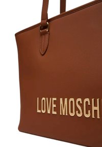 Borsa tote in pelle marrone con doppi manici a spalla e scritta dorata "LOVE MOSCHINO" sul lato anteriore.