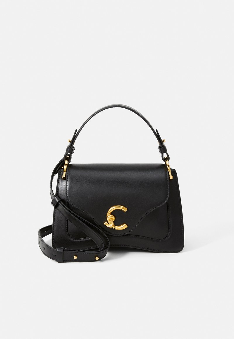 Czarna skórzana torebka o strukturalnym kształcie, z elementami z złotego metalu, regulowanym paskiem oraz wyraźnym logo literowym z przodu.
