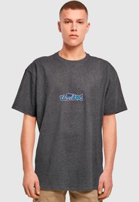 Mørk grå oversized t-skjorte laget av myk bomull, med fargerik graffiti-inspirert tekst foran. Enkel rund hals-design.