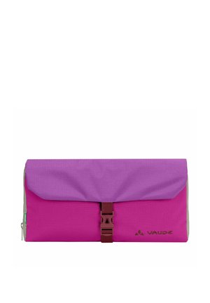 Borsa da viaggio per articoli da toeletta rosa e viola, piegata, con fibbia centrale in plastica e logo VAUDE nell'angolo in basso a destra.