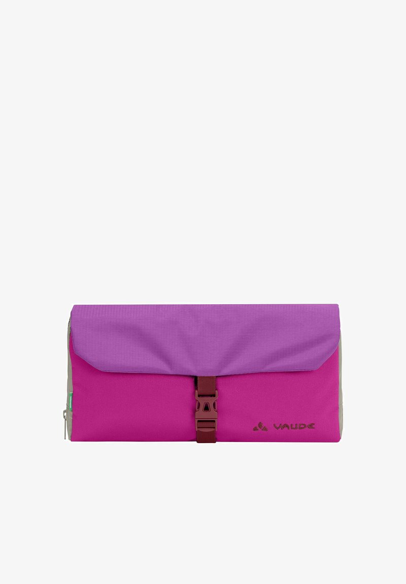 Trousse de toilette de voyage pliée rose et violette avec une boucle en plastique centrale et le logo VAUDE en bas à droite.