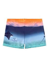 Costume da bagno con un design a gradiente, dotato di una vita arancione e un tema acquatico blu, con raggi stampati e squali su tutto il tessuto.